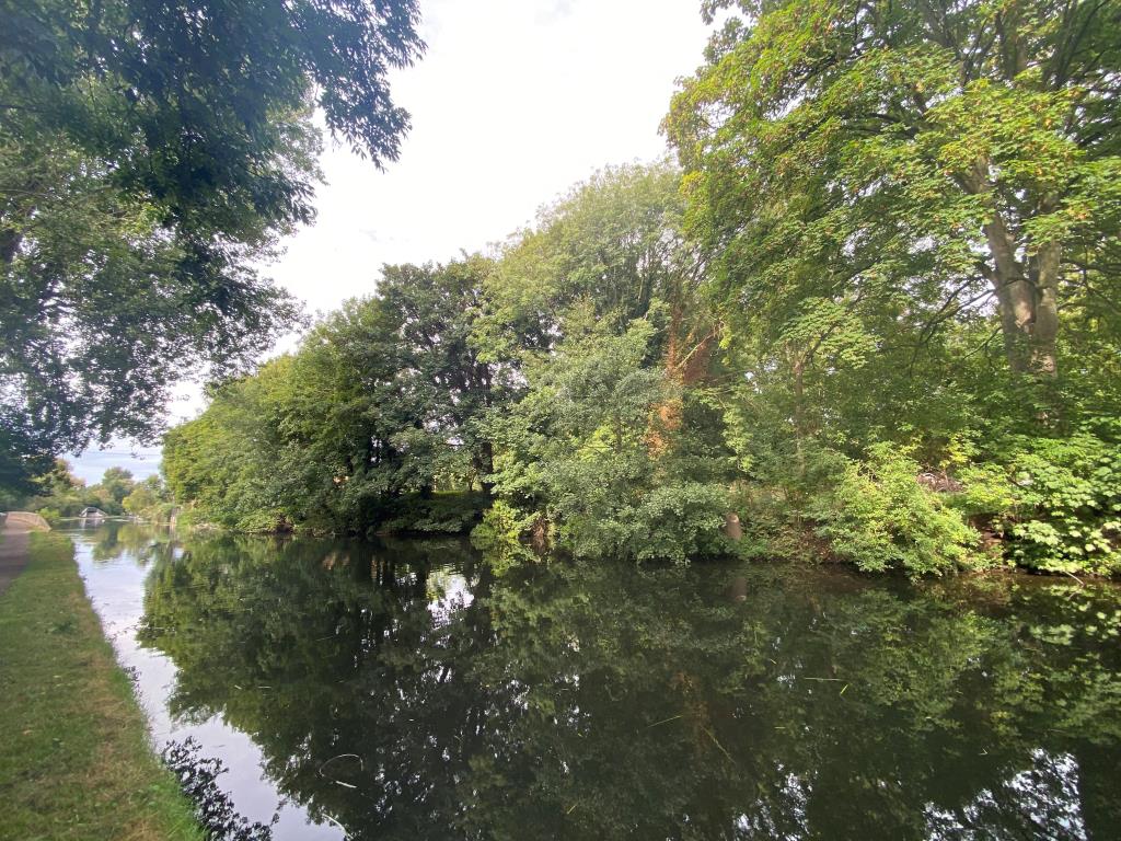Lot: 145 - BEAUTIFUL PARCEL OF LAND IN GREATER LONDON OVERLOOKING THE GRAND UNION CANAL - 